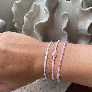 Smycken  - Så sjukt fina armband som jag har gjort själv🤩 1 för 14kr🤍 2 för 25kr🤍 3 för 40kr🤍 4 för 50kr🤍 det finns många fler i min profil som man kan välja mellan🤍 skriv vid frågor🤍 armbanden är pärlade🤍 frakten kostar 13kr🤍