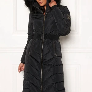 Lång vinterjacka - Jättefin vinterjacka från Chiara Forthi. Svart fuskpäls som ser väldigt äkta ut. Sparsamt använd.