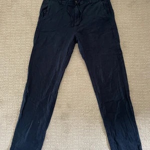 Mörkblå Linnebyxor Strl 36 - Säljer ett par mörkblåa linnebyxor då jag har ett par till. De är köpta förra sommaren men bara använda 2 gånger. 