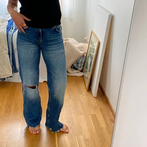 Lågmidjade jeans - Lågmidjade blå jeans från zara. Är 179 för referens😊 