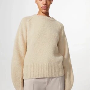 Stickad Rodebjer tröja - Rodebjer Francisca stickad tröja. Helt ny, med lappen kvar på. I färgen ’chalk white’. Originalpris 1995kr.