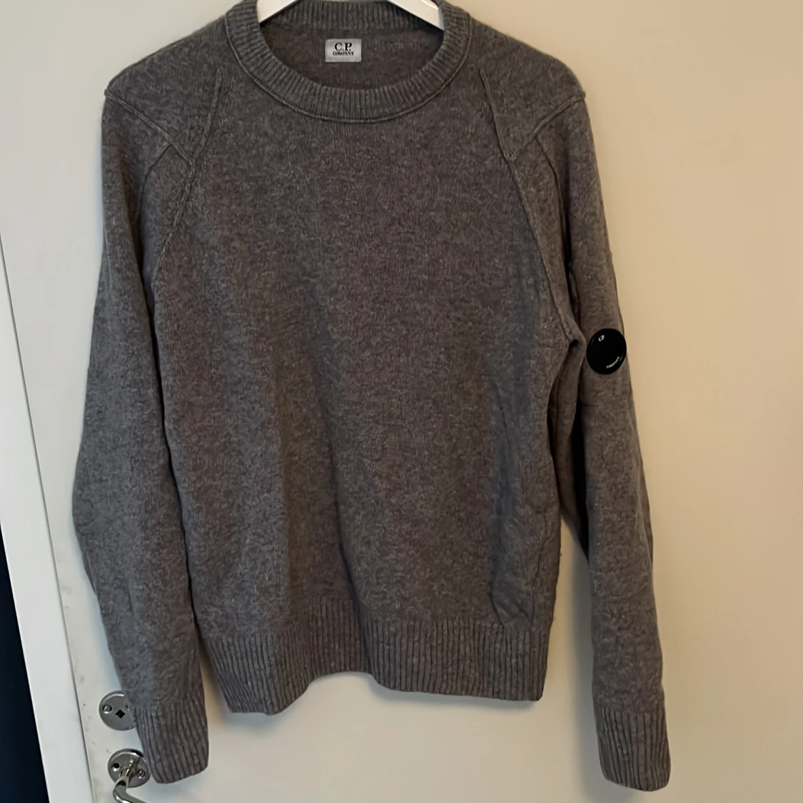 Grå stickad tröja från C.P company i strl 52 (motsvarar L)