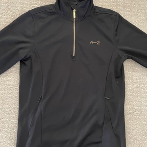 A-Z Halfzip Träningströja Strl M  - Säljer min A-Z tröja pga att jag har växt ur den. Köpte den för några år sedan men är knappt använd och i väldigt fint skick. 