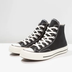Chuck Taylor all star 70 HI converse🖤 - Superbra och basic, men kommer ej till användning… I något använt skick, men tänker tvätta dem så gott jag kan innan de skickas<3 Nypris 970kr🖤🖤