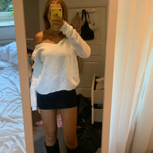 Vit stickad tröja - Jätte fin stickad tröja som e öppen i ryggen