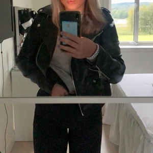 Skinnjacka Zara - jag säljer denna fina skinnjacka i storlek M! Väldigt bra skick. Kan även gå med på byte mot skinnjacka i större storlek så den är oversize!
