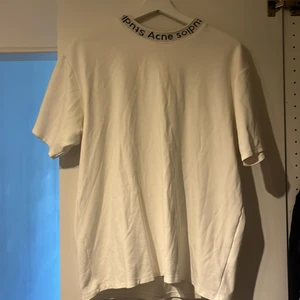 Acne oversized crew neck - En acne tröja i storlek large köpt 2017-2018. Bra skick, sällan använd. Säljer den pga att den inte passar mig längre. Finns i västerås ifall man vill mötas upp.