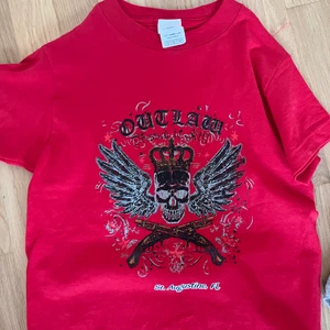 Fin y2k tröja i bra skick - Crop top i bra skick. Står ”dresser to kill” på