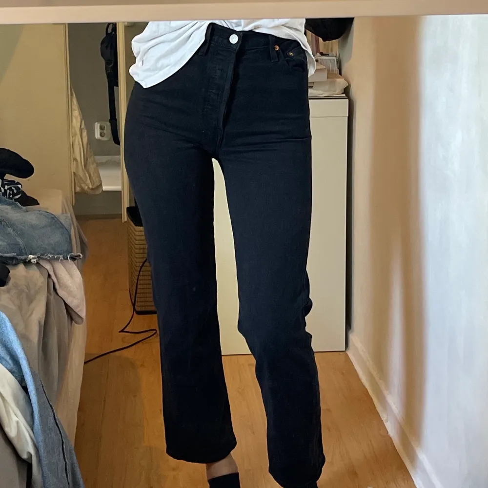 Levis ribcage jeans svarta i storlek W 25, L 29 i bra skick, fick ett litet hål förut som jag sytt igen så det syns inte. Jeans & Byxor.
