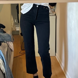 Levis ”ribcage” jeans - Levis ribcage jeans svarta i storlek W 25, L 29 i bra skick, fick ett litet hål förut som jag sytt igen så det syns inte