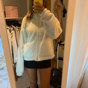 Höst jacka/kofta - Jätte fin mysig & skön jacka/kofta nu till hösten/vintern, sparsamt använd & väldigt mysig att ha på sig🥰
