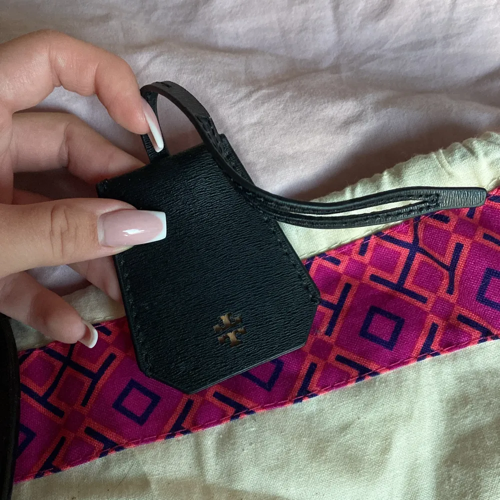 Tory burch väska i fint skick, med tillhörande dustbag. Nypris ca 3000kr. Om fler är intresserade blir det budgivning💞. Väskor.