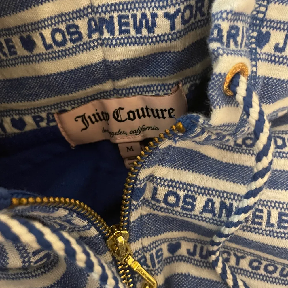 Hoddie från juicy couture med gulddetaljer. Vit med blå text. Köpt secondhand mens aldrig använd av mig❤️. Tröjor & Koftor.