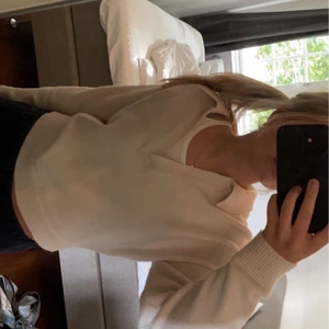 Stickad vit tröja - Stickad krämvit tröja köpt för något år sedan från zara. Väldigt sällan använd och är i nyskick😋