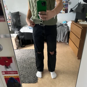 svarta baggy jeans - svarta baggy jeans med hål på. använda ett fåtal gånger och kommer ej till användning då de är lite korta på mig som är 178. priset går att diskuteras. köpare står för frakt.