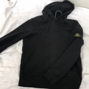 Stone island Hoodie - Fin Stone island hoodie i svart.