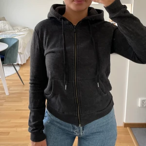 Zip-hoodie - Hoodie från HM i strl XS o begagnat men fint skick 💌 Fraktas spårbart för 49 kr!