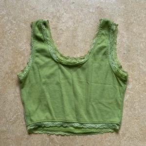 Grönt linne - Säljer detta linne/topp pga förstort och inte min stil. Säg till om nån vill se den på eller andra frågor!!