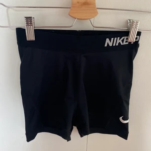 Nike shorts - Dessa tränings shorts är från Nike, har blivit för små för mig, dessa är använda men inte utslitna. Storleken är XS🤎