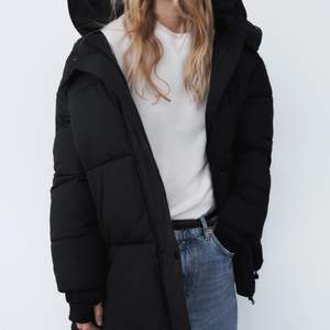 Jacka i jättebra skick från Zara i storlek XS. Köpt förra vintern, nypris 999kr 🌟