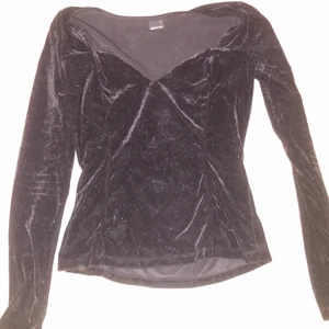 Gina topp svart 40kr - Säljer min topp pga att jag har bytt stil, är i bra skick (:  Kan mötas upp runt Jönköping annars står köparen för frakten  Köp fler saker från min profil för ett billigare pris!!