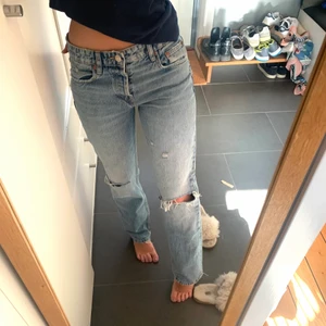 Zara jeans!!💘 - Helt nya zara jeans med prislappen kvar!!💘💘mid/låga i modellen och långa (men går såklart att kliva efter önskad längd) jag är 173 cm!! Buda privat☺️ HÖGSTA BUD 360 KÖP DIREKT 450