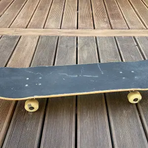 Skateboard från märket Enuff i bra skick, säljer eftersom den kommer inte till användning! Klistermärkerna på sista bilden kan tas bort🛹 pris kan diskuteras