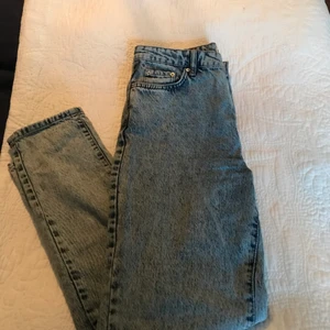 Blåa jeans - Ljusblåa jeans från Gina använda typ 2 gånger, säljes pga att dom är för stora. Nypris 500kr tar endast Swish 