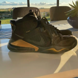 Jordan Mars 270  - Att par basketskor/jordans som intäkter passar längre. Kommer med originella skolådan.