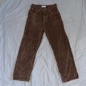 Byxor - Byxorna är ifrån Motel, storleken är XS. Dom är använde men inga skador på plagget är dok för korta för mig och jag är 169 cm