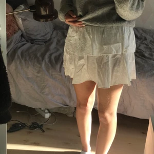 Vit kjol - Vit kjol som är i nyskick, köparen står för frakten🤍