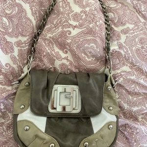 Guess väska - Super fint skick knappt använd 