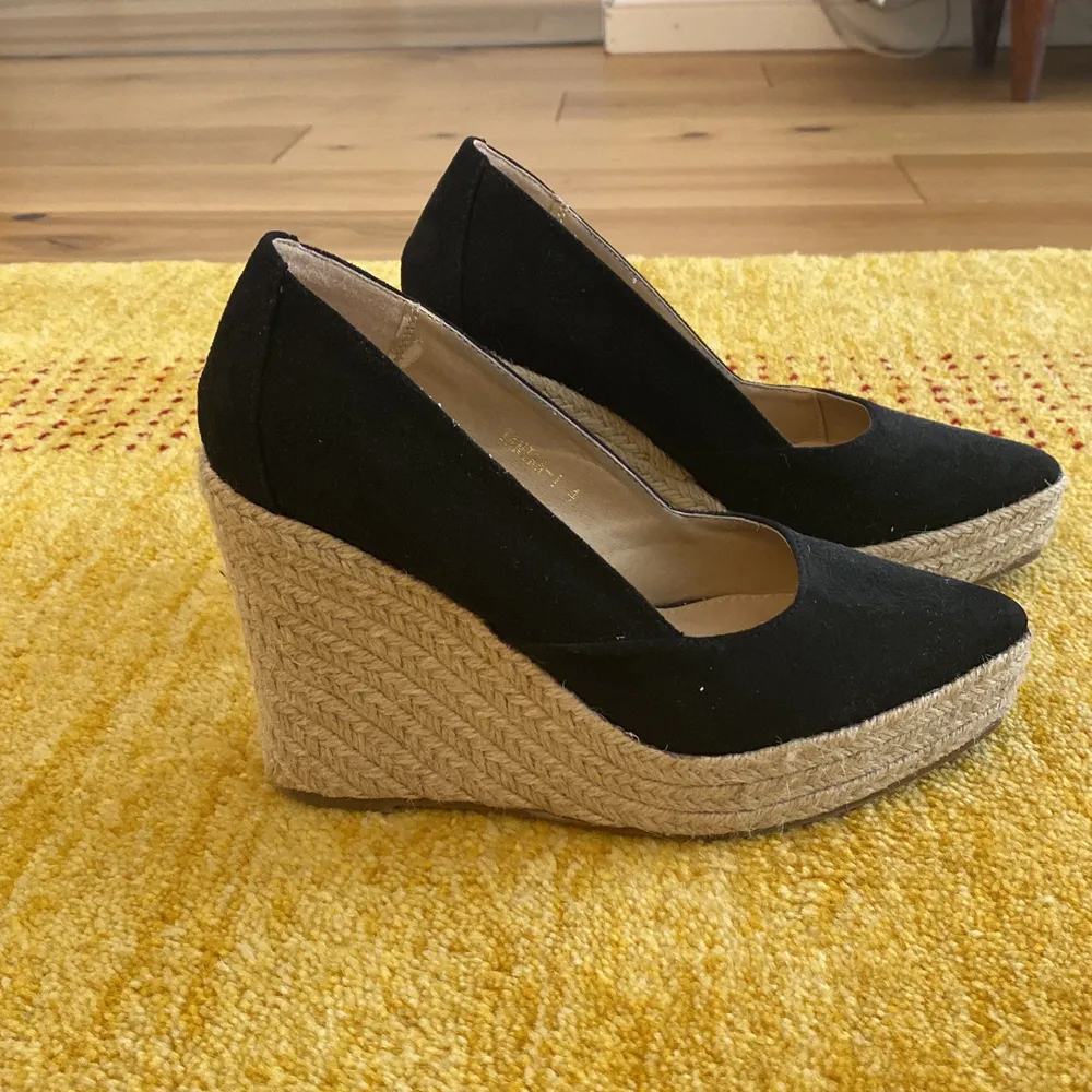 Black RAID wedge shoes in size 37, almost new, clean and good conditions . Skor.