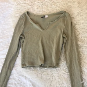 Mintgröna tröja - Mintgröna tröja från hm. Långärmad. Ett väck vid urringningen.