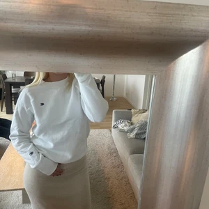 Champion - En vit tjocktröja i bra kvalitet, använd en gång. Storlek S, köpt för ett halvår sen! 