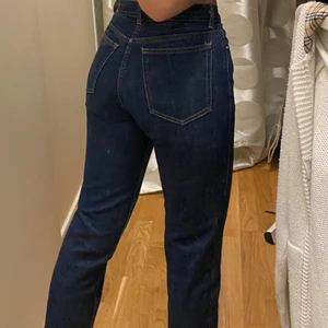 Jeans  - Blåa jeans i storlek 26, lagom längd på mig som är 160cm lång. 