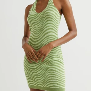 Klänning  - Grön mönstrad kort tajt klänning från h&m men knytning i nacken. Jättefin men aldrig använd då den inte riktigt var min stil. Storlek xxs men passar mig som är xs/s också. Skriv vid funderingar:)