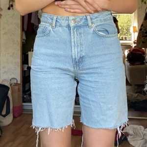 ljusblå jeansshorts - avklippta av mig själv! snygga och bekväma 🫶