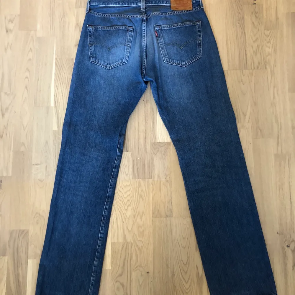 Fina ljusblåa/mörkblå levi's 501 jeans som blivit använda lite. Är i bra skick, storlek 33x34.. Jeans & Byxor.