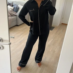 Victorias secret silkespyjamas  - Säljer denna superfina silkespyjamsen ifrån Victorias secret i storlek S. Nypris för hela setet ca 1200kr, säljes för 500