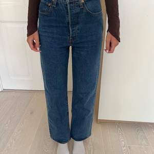 Blåa jeans från Levis i modell ribcage straight, knapp använda. Frakt ingår