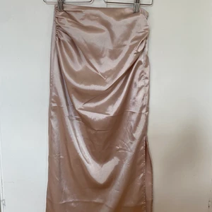 Kjol - Denna fina satinkjol med slits är ifrån NAKD, aldrig använd endast testad då jag fick fel storlek levererad hem så den hamnade bara i garderoben. Den är rosefärgad och storleken är 32🤎