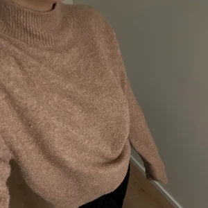 Stickad tröja - Säljer denna använda stickade tröja från H&M. Den är lite nopprig i tyget annars fortfarande fin och hel. Storleken är XS🤎