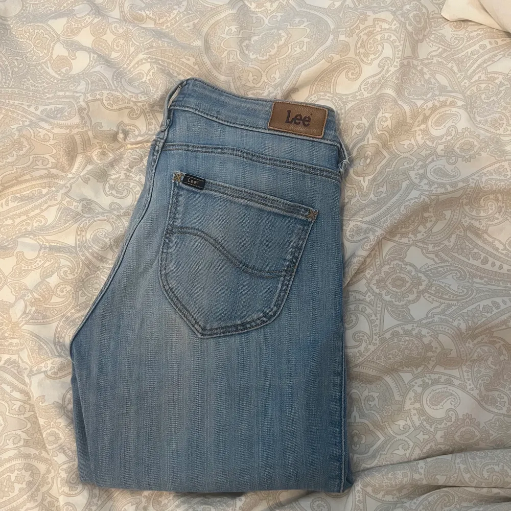Säljer dessa Lågmidjade jeans från Lee då jag inte andävder lågmidjat längre. Men annars jättefina och bra kvalite. Formar kroppen jättefint också. Nypris var ca 900 frakt ingår i priset. . Jeans & Byxor.