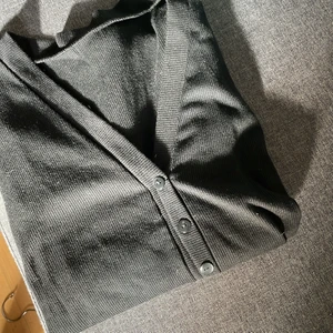 Croptop XS - Svart croptop, sitter fint på! :) använt 2 gånger. Köp fler och få klumprabatt 🎁