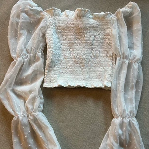 vit långärmad off shoulder - Säljer detta svinsnygga & oanvända plagg från boohoo! Passar till allt & både till fest och vardags! Sitter super fint💓💓 Säljs ej länge på boohoos hemsida! 