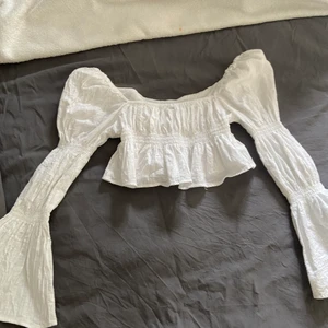 Vit topp - Jättesöt kort topp. Aldrig använd då den är för liten vid bysten. Inga skador.