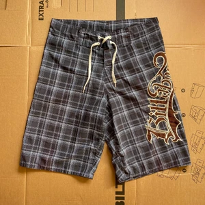 Vintage Billabong badshorts - Svartvit rutiga Billabong shorts med broderi i brunt och guld på. Fett snygga, i fint skick också. Strl 16 men passar som S. För fler bilder eller mått kontakta mig 🤙 Frakt sker via PostNord spårbart 51 kr 📦