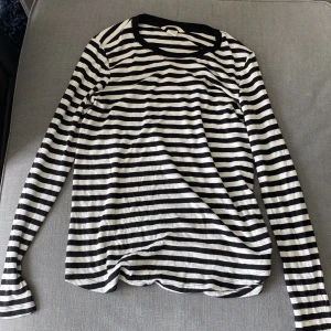 En randig tröja från H&m - En skön randig tröja från H&m, använd fåtal gånger. Tryck ej på köp nu 