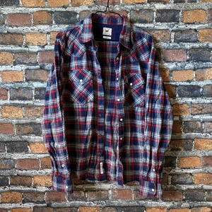 Rutig Lee skjorta  - En fin skjorta från märket Lee i fint skick. Härligt material och passar snyggt till blåa eller gråa loosefit jeans. Passar som S-M. För fler bilder eller mått kontakta mig. Frakt sker via PostNord spårbart 57 kr 📦🙌